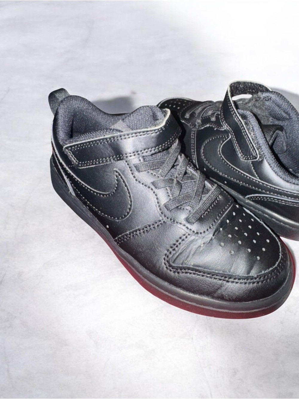 Nike Kids Black Low-Top Sneakers with Velcro Strap - Picture 15 of 15